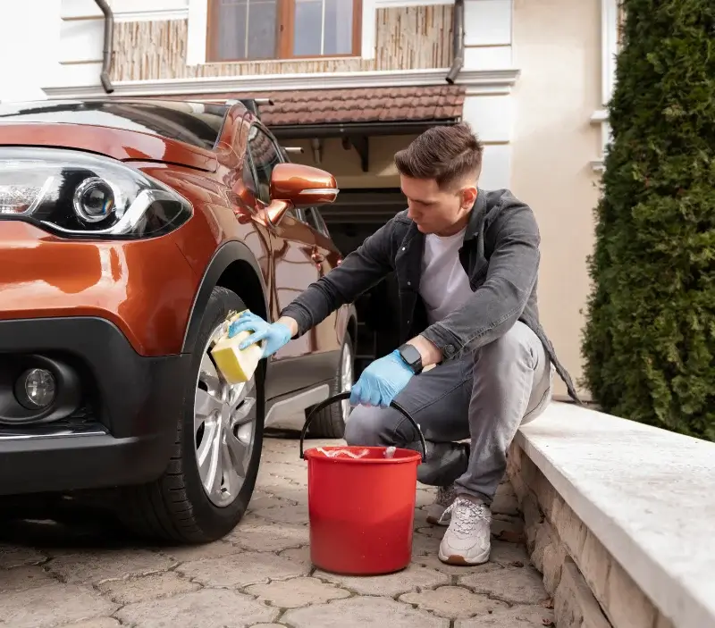Lavage auto à domicile Ségur-les-Villas : professionnel intervenant sur un véhicule